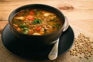 Linsensuppe mit roten Linsen