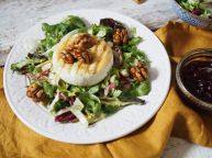 Rucolasalat mit Feigen, Mozzarella und Parmesan