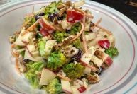 Brokkoli-Paprika-Apfel-Salat