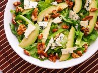 Herbstsalat mit Nüssen, Käse und Birnen